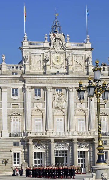 MADRID - 8 DE DICIEMBRE: Ceremonia militar de cambio de guardia en el Palacio Real presidida por los príncipes de Asturias, Felipe de Borbón y Letizia Ortiz el 8 de diciembre de 2011 en Madrid, España — Foto de Stock
