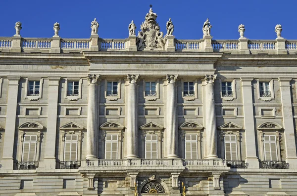 Királyi palota a madridi. A homlokzat. Spanyolország — Stock Fotó