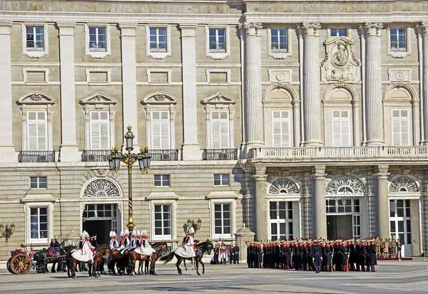 Madryt - 8 grudnia: wojskowe uroczystości zmiana warty na Zamku Królewskiego, przewodniczy książęta Asturii, felipe de borbon i letizia ortiz 8 grudnia 2011 r. w Madrycie, Hiszpania — Zdjęcie stockowe