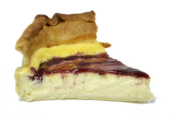 Peynirli kek çilek reçeli ile bölümü — Stok fotoğraf