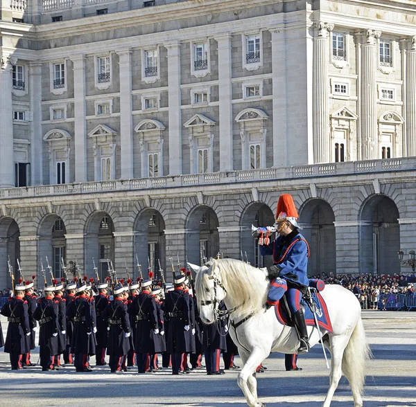 Madrid - 8. prosince: vojenské slavnostní střídání stráží v královském paláci v prosinci 8, 2011 v Madridu, Španělsko Stock Snímky