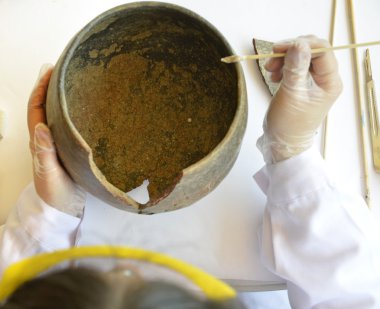 kadın Tarih öncesi bir gemi geri yükleme