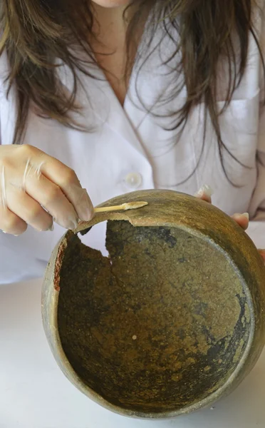 Frau restauriert prähistorisches Gefäß — Stockfoto