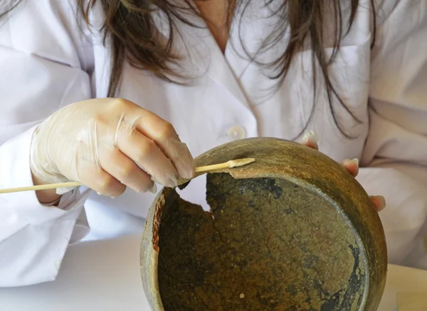 Frau restauriert prähistorisches Gefäß — Stockfoto