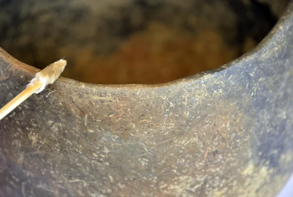 Prähistorisches Gefäß wird restauriert und gereinigt — Stockfoto