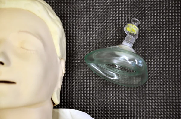 Медична практика першої допомоги манекен манекен та маска для дихання — стокове фото