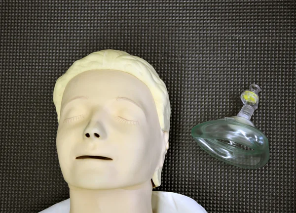 First aid medical practice dummy mannequin and assisted breathing mask — Stock Photo, Image