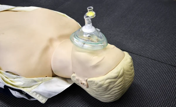First aid medical practice dummy mannequin or assisted breathing mask — Stock Photo, Image