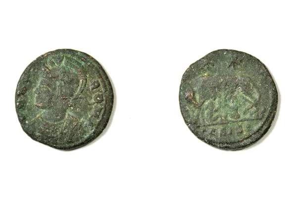 Moneda romana antigua sobre fondo blanco. Alegoría y lobo capitolino con Rómulo y Remo —  Fotos de Stock