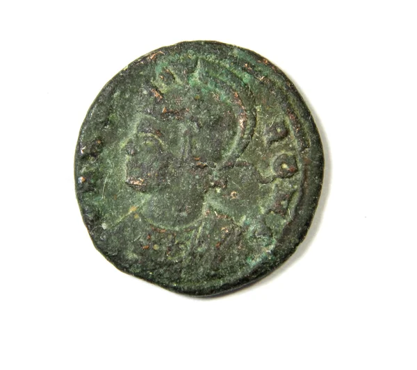 Starověká římská mince na bílém pozadí. alegorie. přední — Stock fotografie
