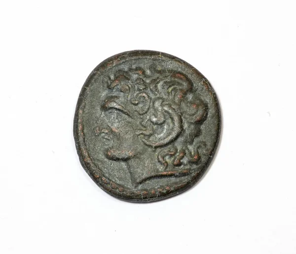 Moneda griega antigua sobre fondo blanco. Alejandro Magno. Frente —  Fotos de Stock