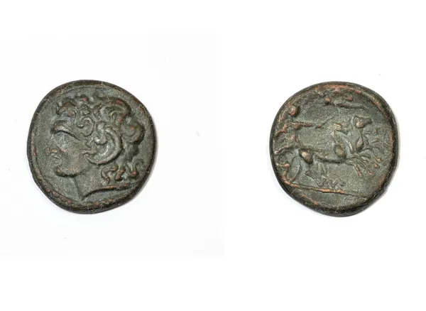 Moneda griega antigua sobre fondo blanco. Alejandro y Apolo con el carro del sol — Foto de Stock