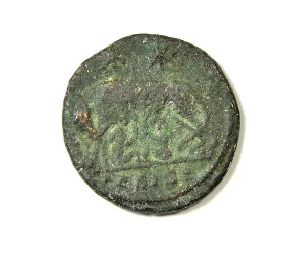 Oude Romeinse munt op een witte achtergrond. Tempel van Jupiter Optimus wolf met romulus en remus. Terug — Stockfoto