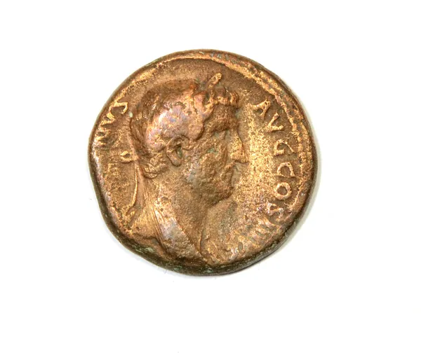 Moneda romana antigua sobre fondo blanco. Emperador Adriano. Frente —  Fotos de Stock