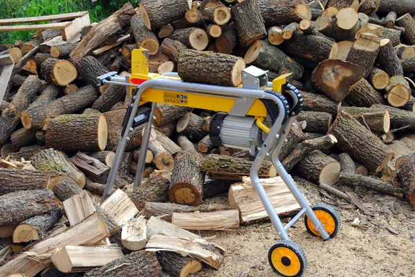 Electric log splitter with wood and trunks — Stock Photo, Image