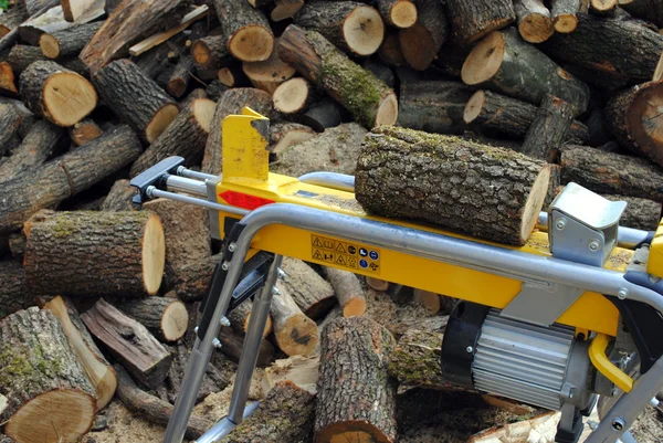 Elektrischer Rundholzspalter mit Holz und Stämmen — Stockfoto
