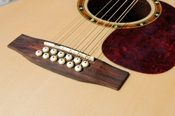 On iki dizeleri akustik gitar köprü görünümü — Stok fotoğraf