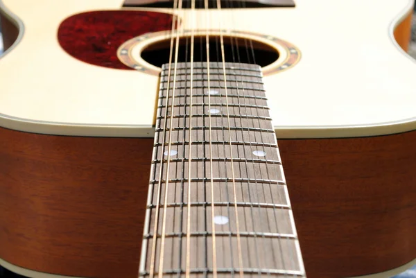 Крупный план акустической гитары из двенадцати струн — стоковое фото