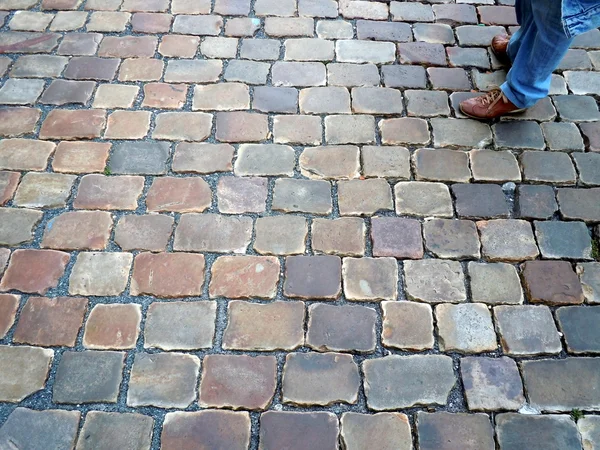 Kahverengi ayakkabı bir taş zemin standı — Stok fotoğraf