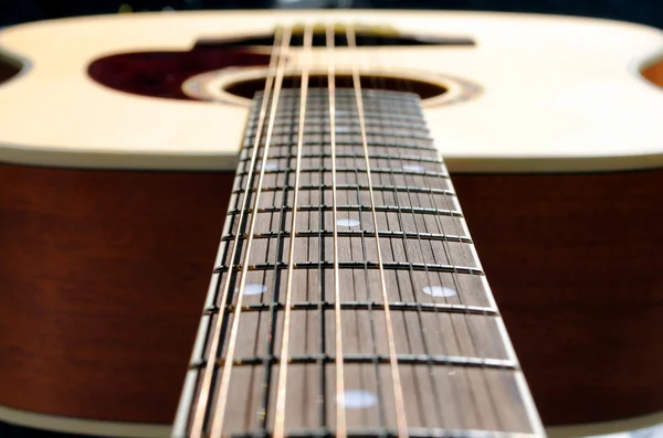 On iki dizeleri akustik gitar Close-Up — Stok fotoğraf