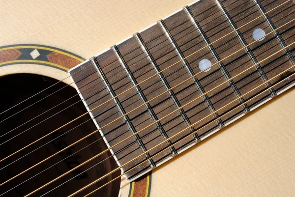 Nahaufnahme einer akustischen zwölfsaitigen Gitarre — Stockfoto