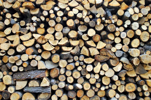 Holz, Stämme und gespaltene Stämme, nützlich als Hintergrund — Stockfoto