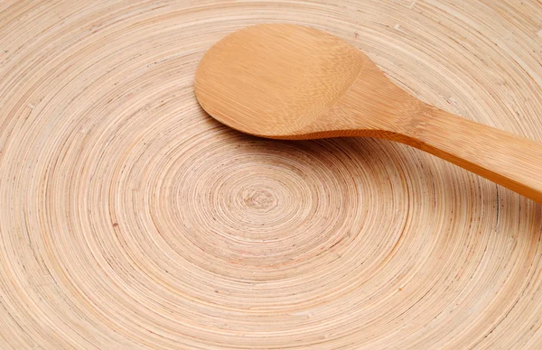 둥근 대나무 접시에 나무 숟가락 — 스톡 사진