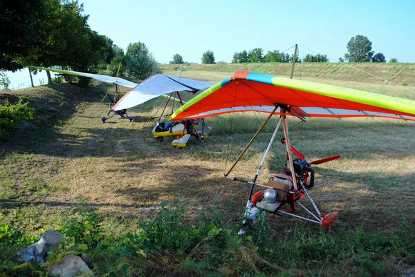 Colorful hang gliders ready for the take off — Stock Photo, Image