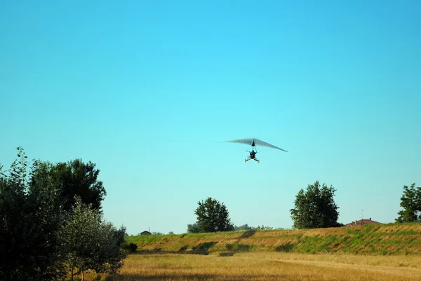 Színes nyitjára vitorlázógép repülni az égen — Stock Fotó