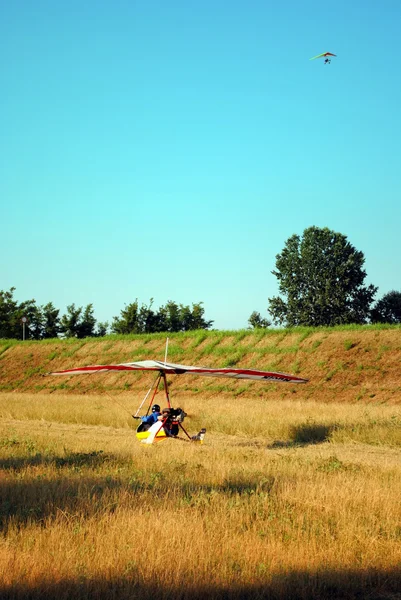 Colorful hang glider ready for the take off — Stock Photo, Image