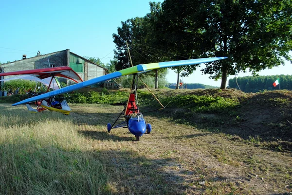 Asa-delta colorido pronto para decolar — Fotografia de Stock