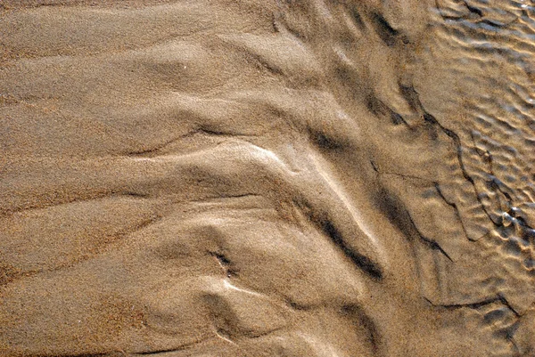 Gestreepte zand op het strand als achtergrond — Stockfoto