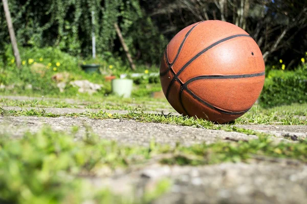 Basketball auf dem Boden — Stockfoto