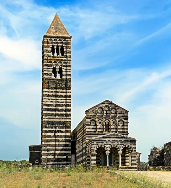 Saccargia 教堂，撒丁岛的前视图 — 图库照片