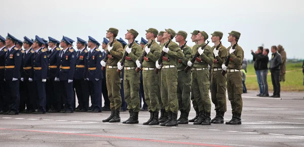Soldados de escuadrón en el desfile —  Fotos de Stock