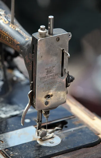 Vecchia macchina da cucire — Foto Stock