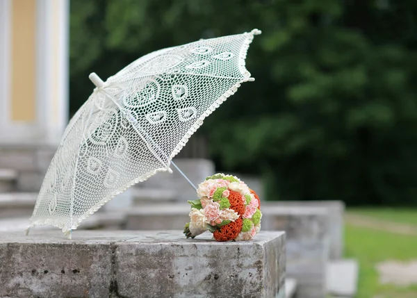 Bouquet and umbrella — Stock Photo, Image