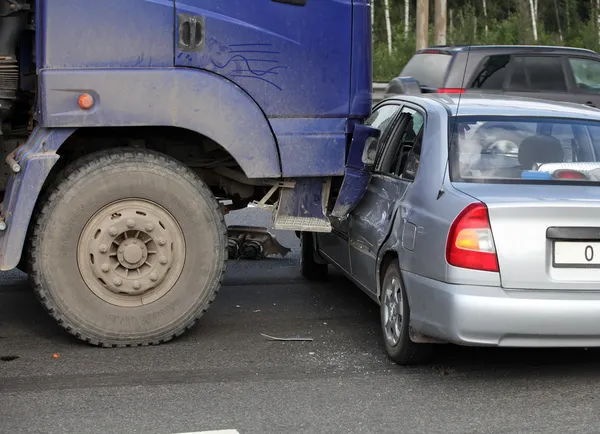 트럭과 자동차 충돌 스톡 사진