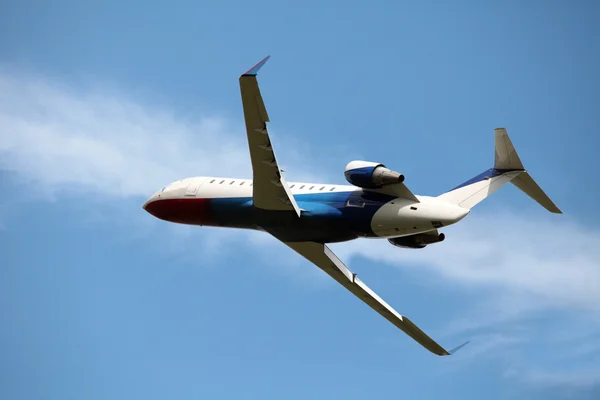 Vliegtuig in de blauwe lucht — Stockfoto