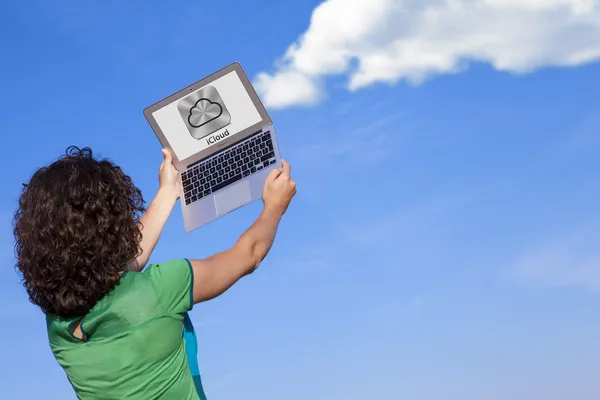 Mädchen benutzt eiskalten Laptop lizenzfreie Stockbilder