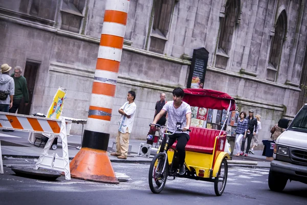 Eine Rikscha im New Yorker Verkehr — Stockfoto
