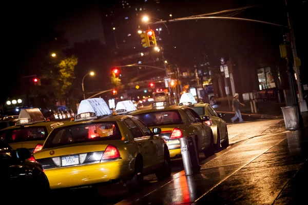 New York Taxis in einer regnerischen Nacht — Stockfoto