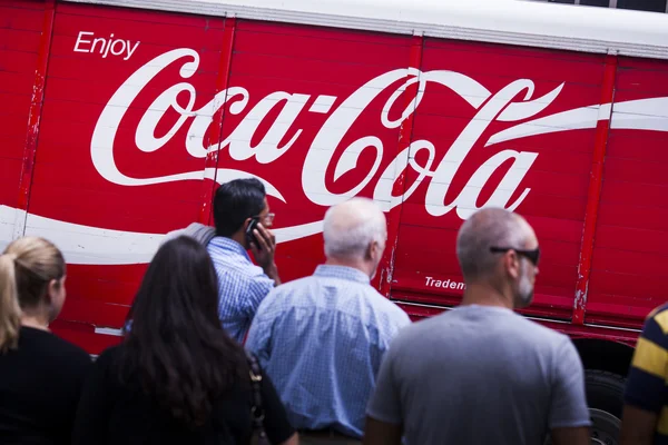 Coca-Cola logotypen framför Stockfoto