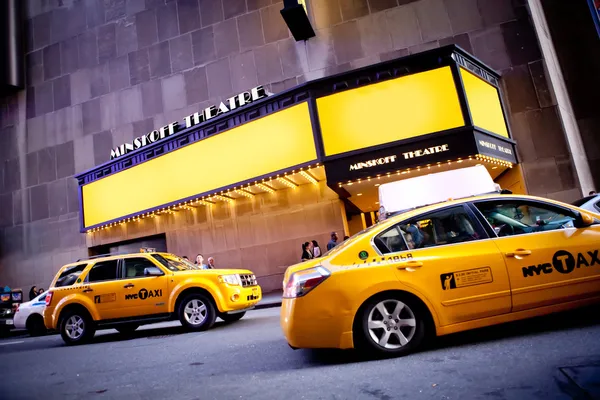 Divadlo a žlutých taxíků s copyspace — Stock fotografie