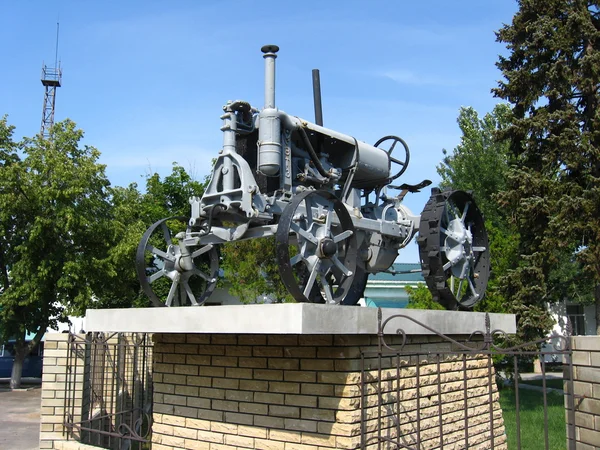 Starożytne ciągnika na piedestale — Zdjęcie stockowe