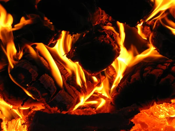 Ahşap yakma fırını içinde ateş — Stok fotoğraf