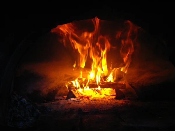 Fuoco legna che brucia nel forno — Foto Stock