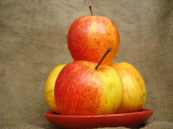 Apple на коричневом фоне — стоковое фото