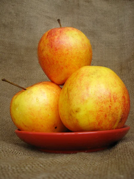 Jabłko na brązowym tle — Zdjęcie stockowe