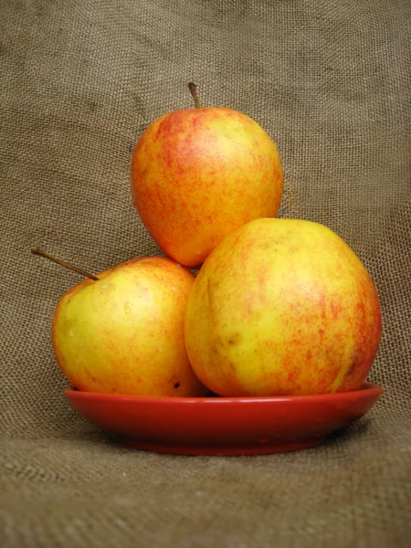 Apple на коричневом фоне — стоковое фото
